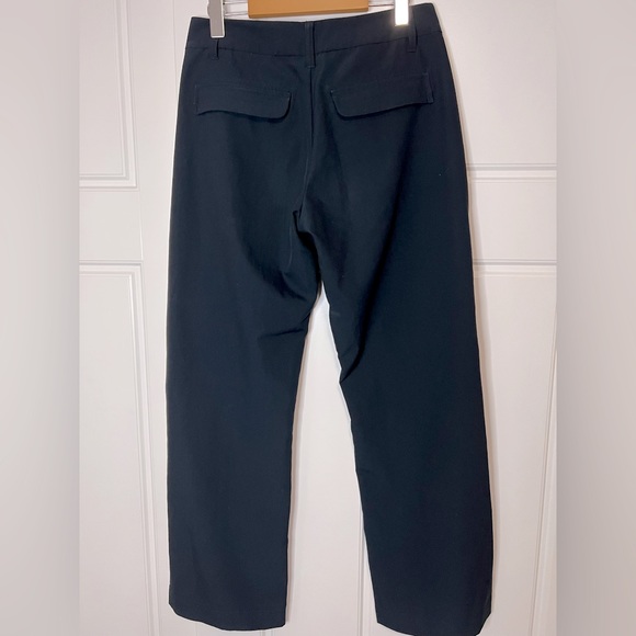 Versatile and sleek Patagonia women’s pant great for travel and outdoor activity - Picture 5 of 10